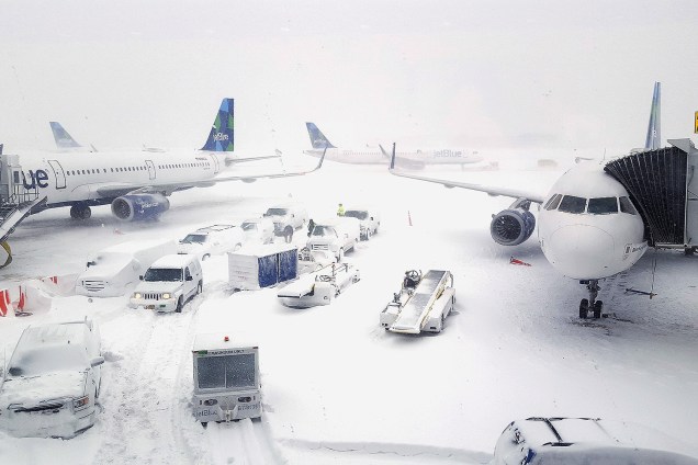 Pistas do Aeroporto Internacional John F. Kennedy em Nova York ficam cobertas de neve durante tempestade de inverno que atinge a costa leste dos Estados Unidos