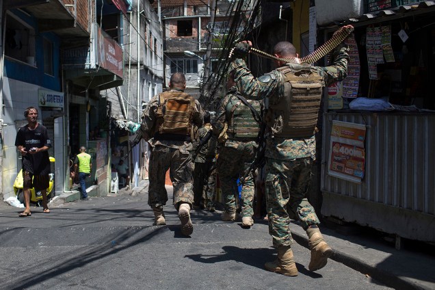 Soldados do BOPE patrulham as ruas da comunidade da Rocinha, no Rio de Janeiro - 25/01/2018