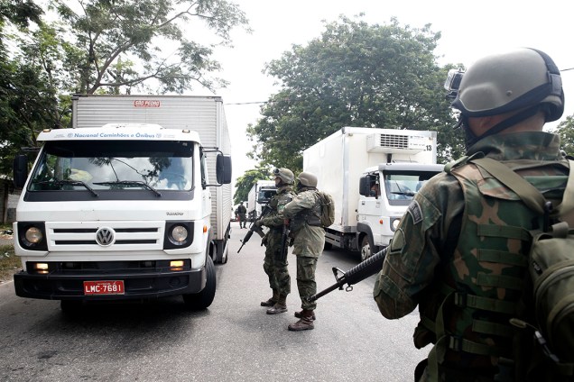 Militares do Exército, da Marinha e Aeronáutica fazem operação de abordagem a veículos em acessos a rodovias federais e em vias expressas do Rio de Janeiro - 25/01/2018