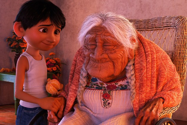 Miguel e sua bisavó em 'Viva - A Vida É uma Festa'
