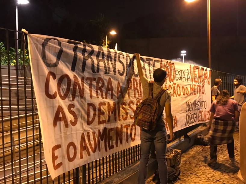 Grevistas colocam faixa avisando sobre protesto dos metroviários em São Paulo