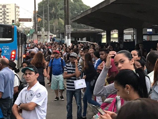Ponto de ônibus do Jabaquara fica lotado durante dia de greve do Metrô em São Paulo