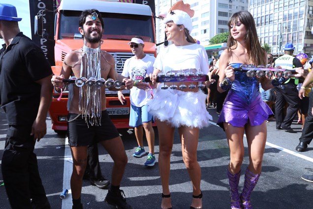Rafa Brites e Thaila Ayala desfilam no Bloco da Favorita, no Rio
