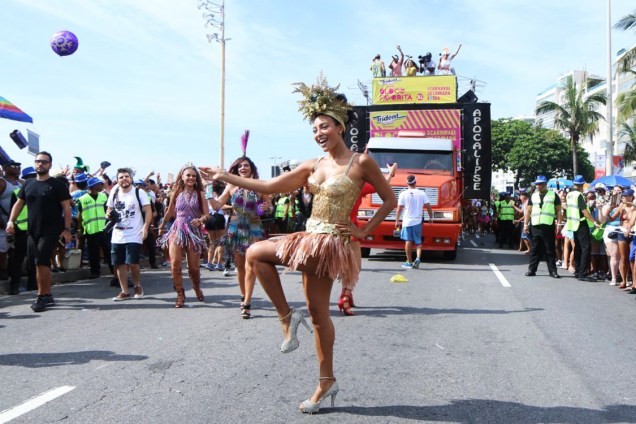 A atriz Sheron Menezes desfila no Bloco da Favorita, no Rio