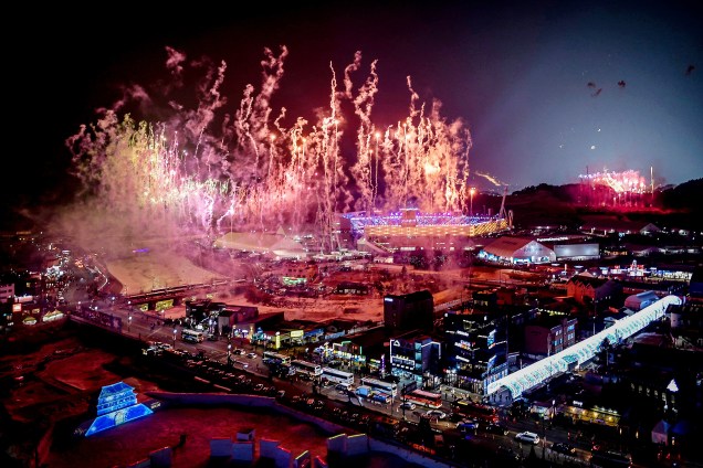 Fogos de artifício são vistos estourando sobre o Estádio Pyeongchang durante a abertura dos Jogos Olímpicos de Inverno 2018 na Coreia do Sul - 09/02/2018