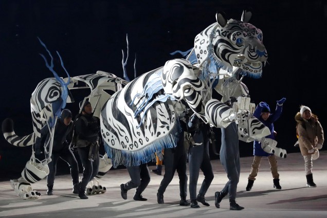 Artistas realizam performance representando um tigre branco durante a abertura dos Jogos Olímpicos de Inverno de Pyeongchang, na Coreia do Sul - 09/02/2018