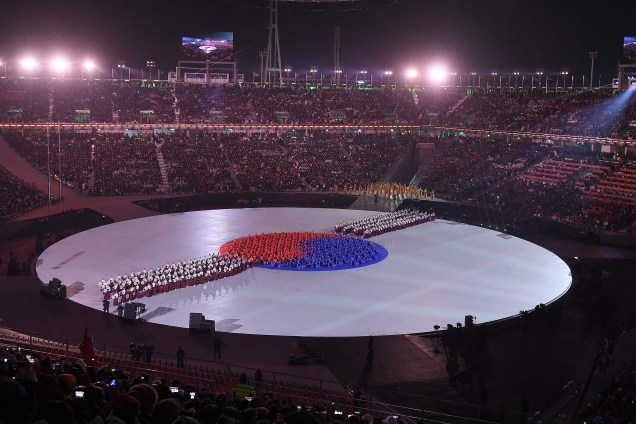 A bandeira da Coreia do Sul é representada por artistas que realizam a abertura dos Jogos Olímpicos de Inverno de Pyeongchang - 09/02/2018