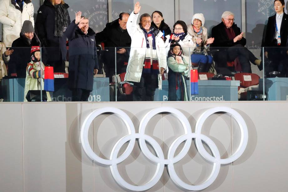 O presidente do COI, Thomas Bach, o presidente da Coreia do Sul, Moon Jae-in, sua esposa Kim Jung-Sook, a irmã do líder das Coreia do Norte Kim Jong-un, Kim Yo-Jong, e o presidente alemão Frank-Walter Steinmeier durante a cerimônia de abertura da Olímpiada de Inverno de Pyeongchang - 09/02/2018