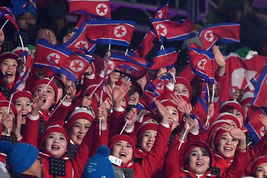 Espectadoras norte-coreanas assistem à abertura dos Jogos Olímpicos de Inverno, no estádio Pyeongchang - 09/02/2018