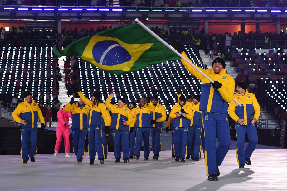 Edson Bindilatti carrega a bandeira acompanhado da delegação do Brasil durante a abertura dos Jogos Olímpicos de Inverno em Pyeongchang - 09/02/2018