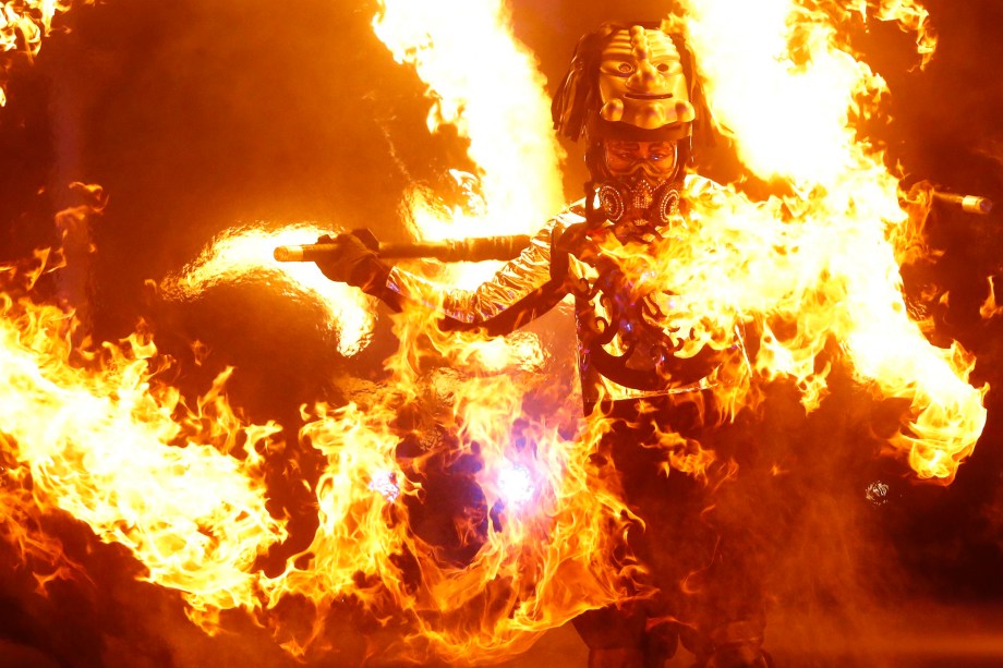 Um artista realiza performance com chamas durante a abertura dos Jogos Olímpicos de Inverno em Pyeongchang, na Coreia do Sul - 09/02/2018