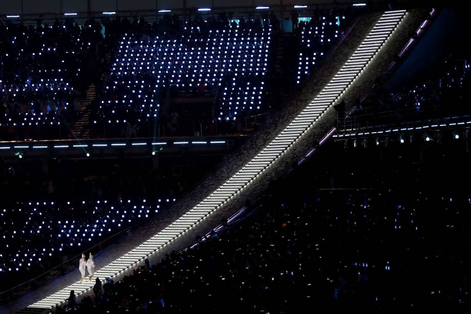 A tocha olímpica é levada ao caldeirão para ser acesa durante a cerimônia de abertura dos Jogos Olímpicos de Inverno de PyeongChang - 09/02/2018