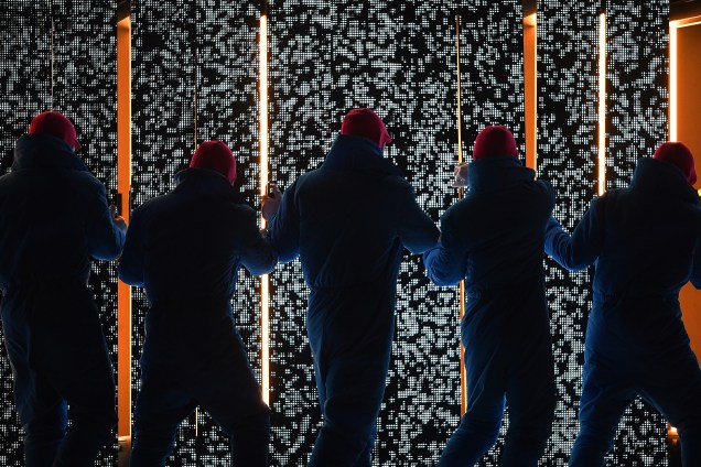 Dançarinos executam uma performance carregando quadrados iluminados durante a abertura dos Jogos Olímpicos de Inverno em Pyeongchang, na Coreia do Sul - 09/02/2018