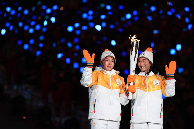 Integrantes do time de hockey da Coreia carregam a tocha dos Jogos Olímpicos de Inverno durante cerimônia de abertura, no estádio Olímpico de Pyeongchang, na Coreia do Sul - 09/2/2018