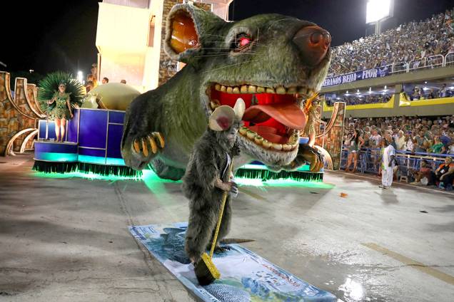 A Beija-Flor abordou temas como desigualdade social, a falta de respeito e a de amor, no segundo dia de desfiles do Carnaval do Rio - 13/02/2018 A Beija-Flor abordou temas como desigualdade social, a falta de respeito e a de amor, no segundo dia de desfiles do Carnaval do Rio - 13/02/2018