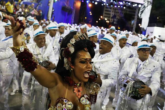 A rainha de bateria da Beija-Flor durante o segundo dia de desfiles do Carnaval do Rio - 13/02/2017