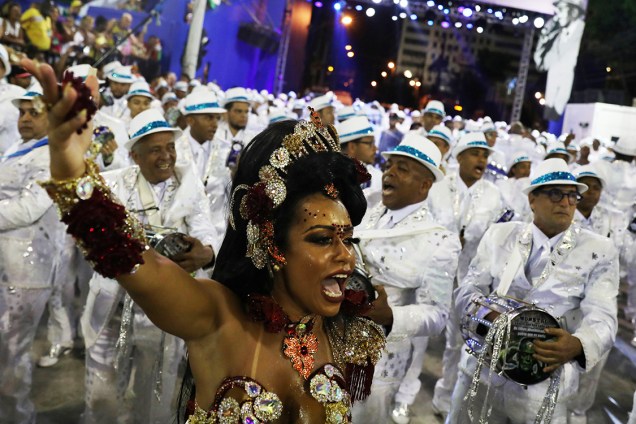 A rainha de bateria da Beija-Flor durante o segundo dia de desfiles do Carnaval do Rio - 13/02/2018