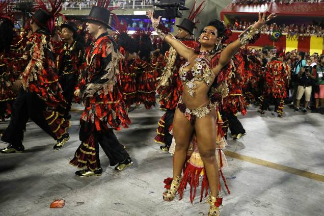 A rainha de bateria da Beija-Flor durante o segundo dia de desfiles do Carnaval do Rio - 13/02/2017