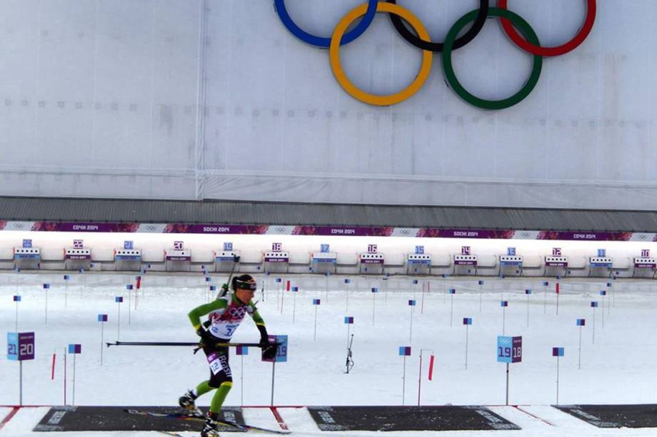 Jaqueline Mourão durante prova de biatlo na Olimpíada de Inverno de 2014, em Sochi (RUS)