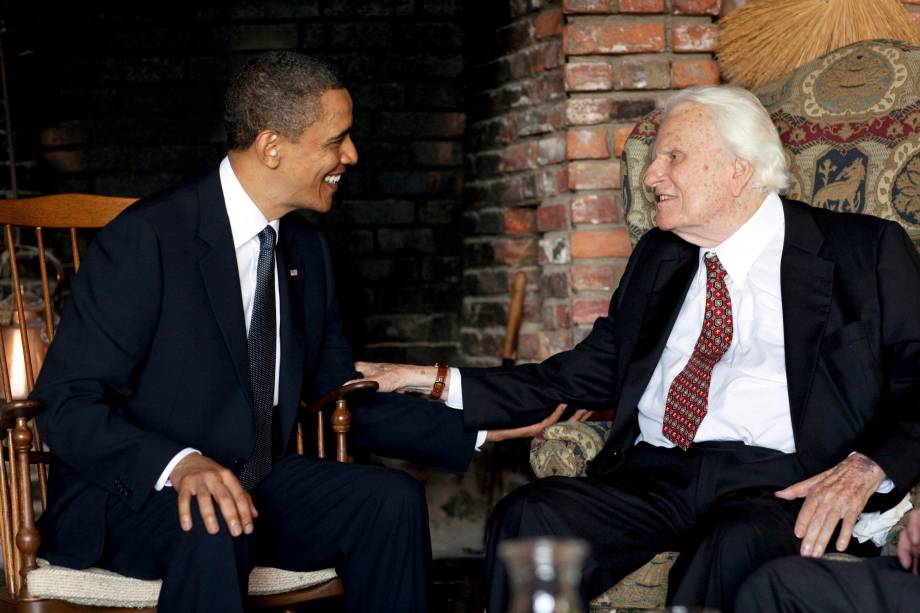 O então presidente dos EUA, Barack Obama, encontra-se com o reverendo Billy Graham em sua casa em Montreat, na Carolina do Norte - 25/04/2010