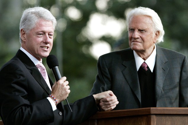O ex-presidente dos EUA, Bill Clinton, fala junto com Billy Graham durante a cruzada de Graham no Flushing Meadows Corona Park, na cidade de Queens, em Nova York - 25/06/2005