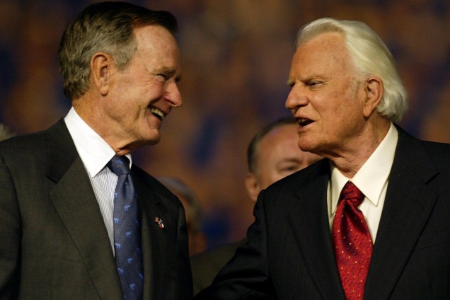 O ex-presidente dos EUA, George Bush e o evangelista Billy Graham, conversam durante a primeira reunião de avivamento de quatro dias, no Texas Stadium em Irving, Texas - 17/10/2002
