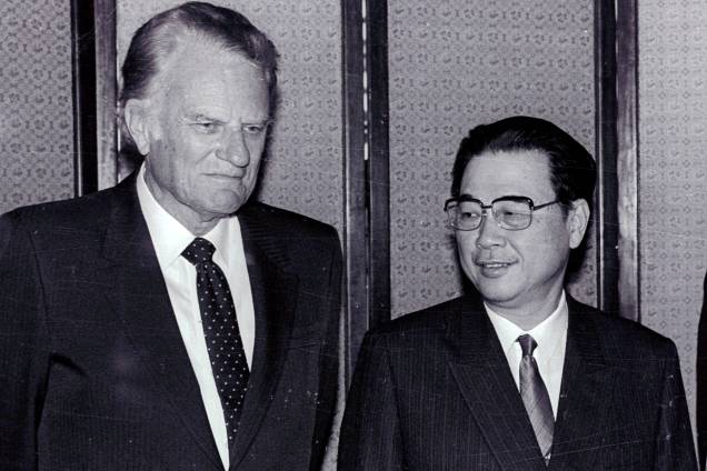 O evangelista americano, Billy Graham, encontra-se com o primeiro-ministro chinês Li Peng, na sede do Partido Comunista em Pequim, China - 16/04/1988 O evangelista americano, Billy Graham, encontra-se com o primeiro-ministro chinês Li Peng, na sede do Partido Comunista em Pequim, China - 16/04/1988
