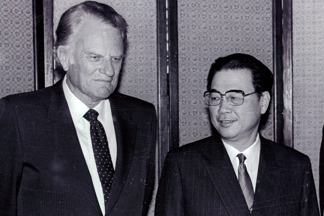 O evangelista americano, Billy Graham, encontra-se com o primeiro-ministro chinês Li Peng, na sede do Partido Comunista em Pequim, China - 16/04/1988