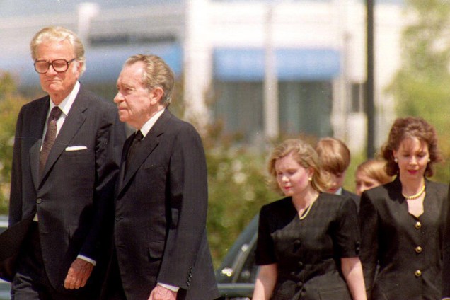 O ex-presidente Richard Nixon é acompanhado pelo evangelista Billy Graham, durantea chegada à Biblioteca de Nixon - 25/06/1993