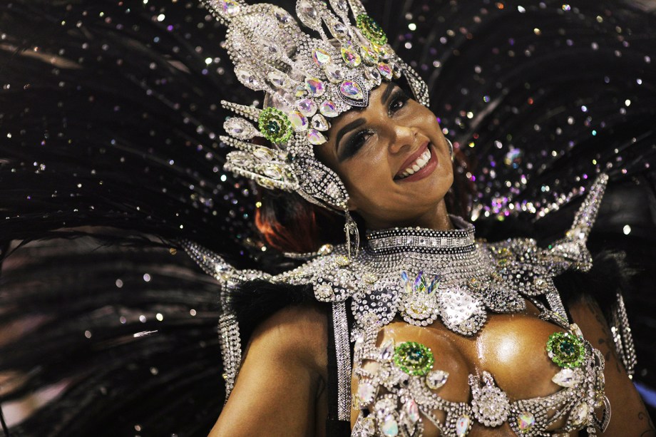 Milena Nogueira, rainha de bateria da Império Serrano, durante desfile no Sambódromo da Marquês de Sapucaí - 11/02/2018