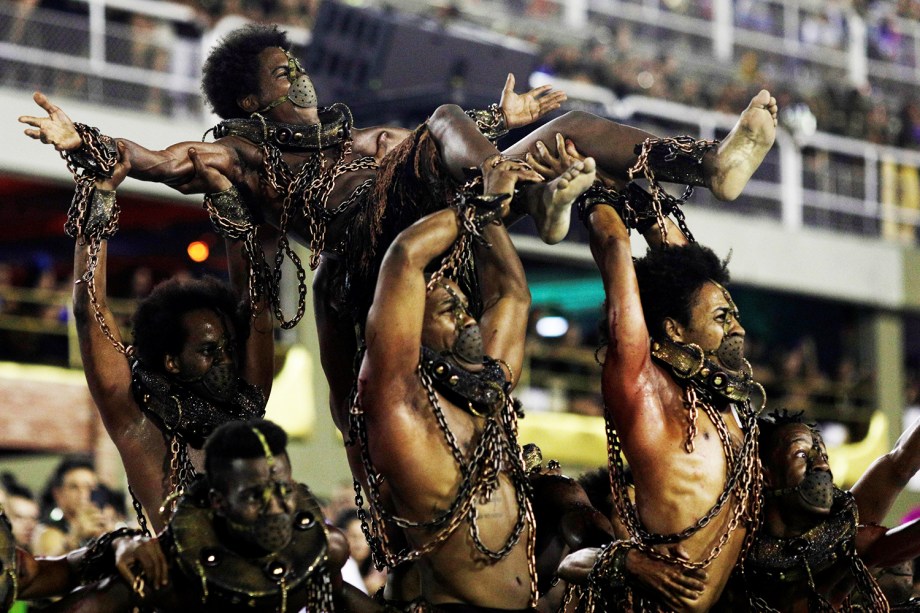 A escola de samba Paraíso do Tuiuti conta a história da escravidão no Brasil, durante desfile realizado no Sambódromo da Marquês de Sapucaí, no Rio de Janeiro (RJ) - 12/02/2018