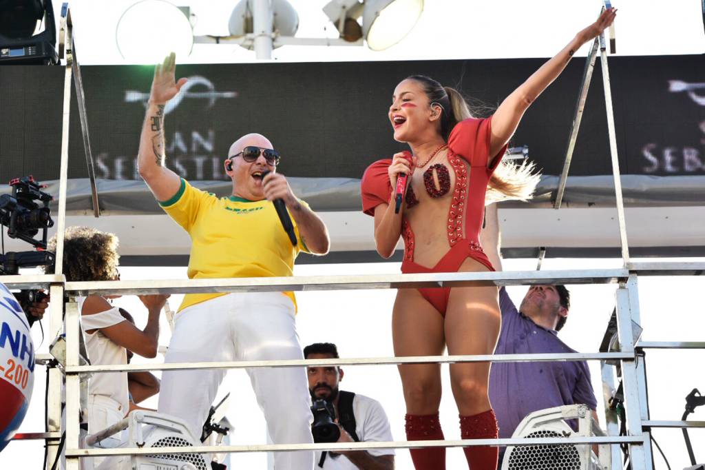 Cláudia Leitte e Pitbull se apresentam no Circuito Barra-Ondina, em Salvador (BA) - 09/02/2018