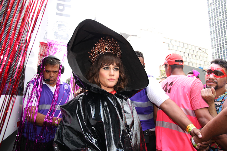 Alessandra Negrini participa do bloco Acadêmicos do Baixo Augusta, em São Paulo (SP), durante o pré-Carnaval paulistano - 04/02/2018