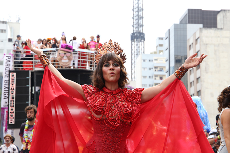 Alessandra Negrini participa de bloco Acadêmicos do Baixo Augusta, em São Paulo (SP), durante o pré-Carnaval paulistano - 04/02/2018