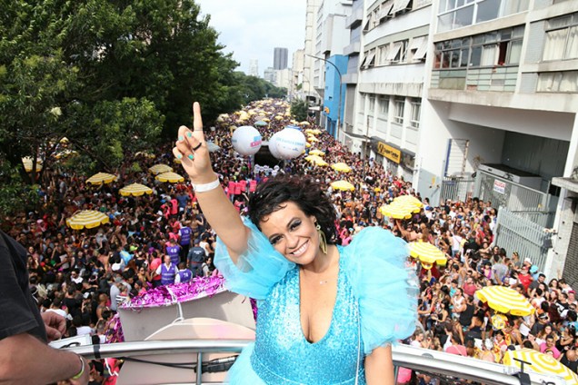 A cantora Tulipa Ruiz participa de bloco Acadêmicos do Baixo Augusta, em São Paulo (SP), durante o pré-Carnaval paulistano - 04/02/2018