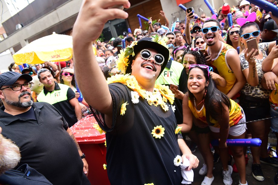 O cantor Tiago Abravanel tira fotos com foliões no Bloco Gambiarra, em São Paulo (SP) - 04/02/2018