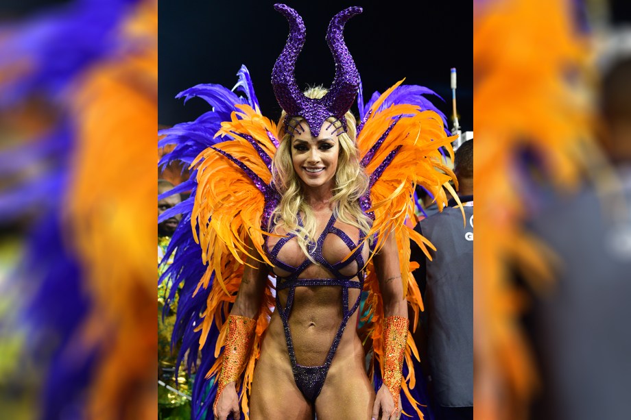 Juliana Salimeni, rainha de bateria da X-9 Paulistana, durante a segunda noite de desfiles no Sambódromo do Anhembi, em São Paulo (SP) - 10/02/2018