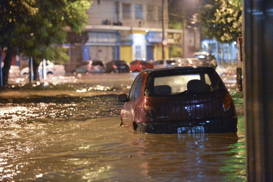 Carros ficam debaixo d'água após forte chuva no Rio de Janeiro - 14/02/2018