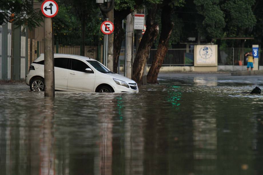 Chuva provoca pontos de alagamento na região da UERJ no Rio de Janeiro - 15/02/2018