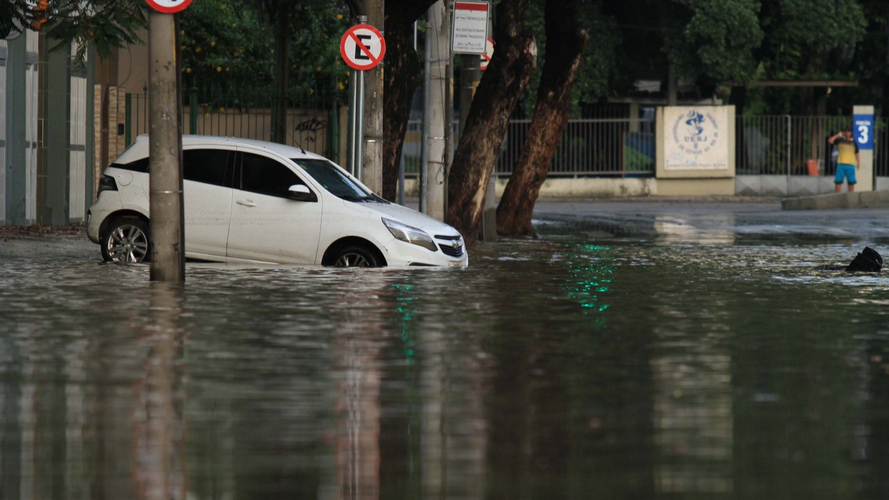 Chuva forte causa estragos no Rio