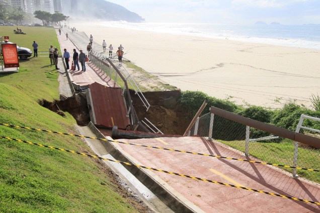 Trecho da ciclovia Tim Maia, na Zona Sul do Rio de Janeiro afunda após forte temporal. Trecho da via cedeu, perto de São Conrado - 15/02/2018