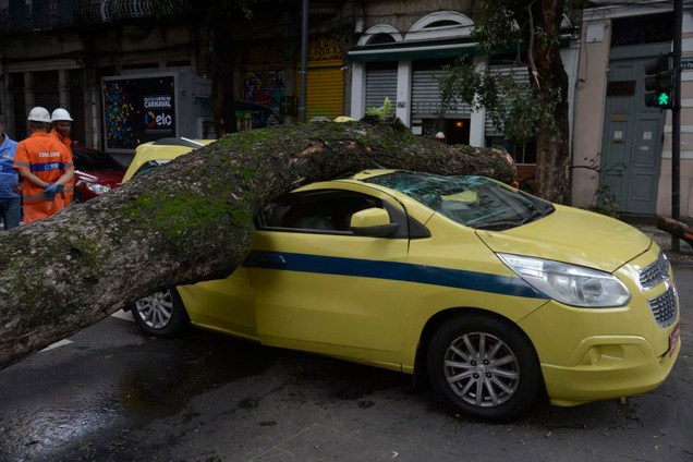 Árvore cai sobre carro, no centro, após forte temporal que atingiu a capital fluminense na madrugada - 15/02/2018