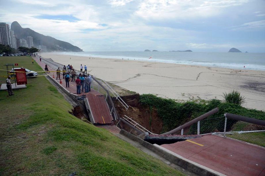 Trecho da Ciclovia Tim Maia, em São Conrado, desaba após forte temporal que atingiu a capital fluminense na madrugada - 15/02/2018