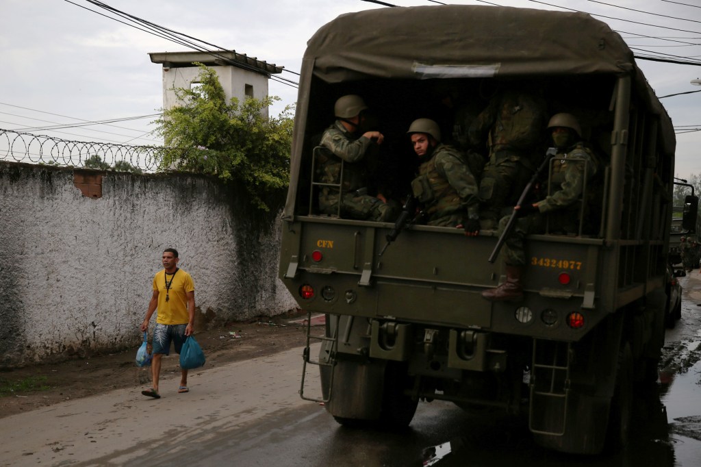 Exército faz operação em favela no Rio de Janeiro