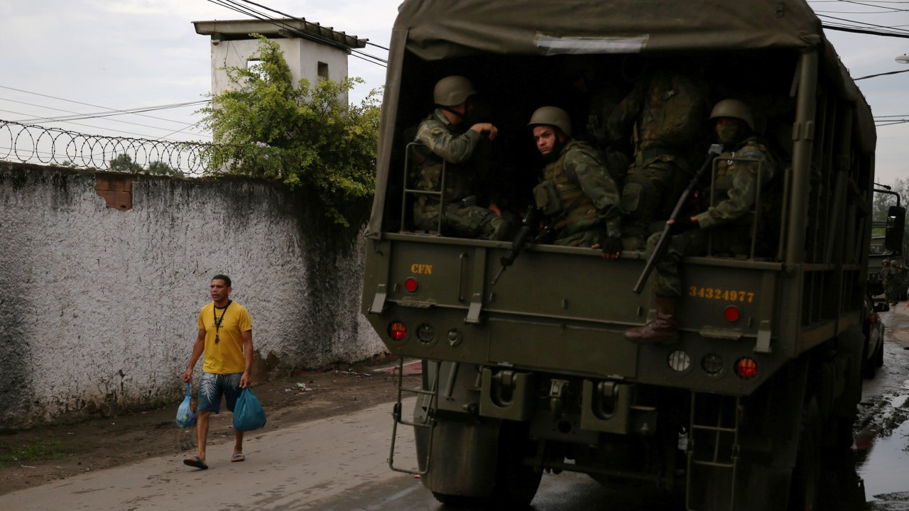 Exército faz operação em favela no Rio de Janeiro