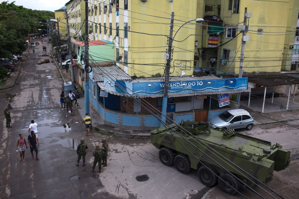 Exército faz operação na Cidade de Deus no Rio