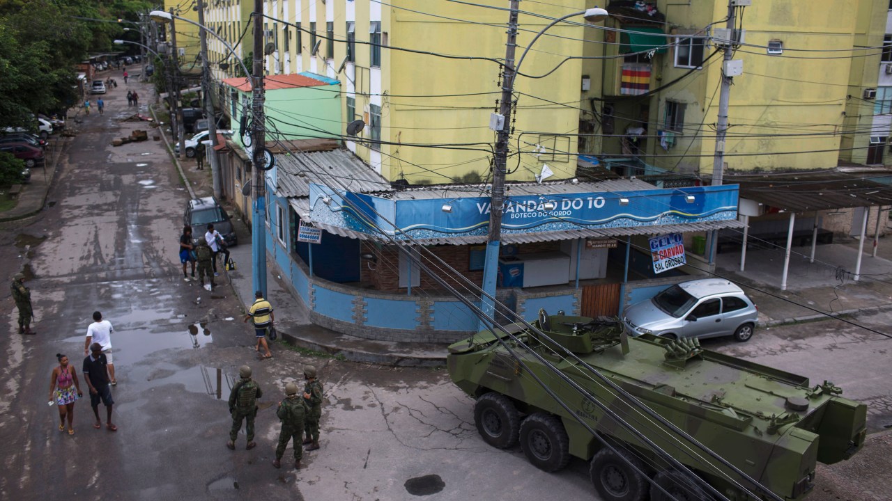 Exército faz operação na Cidade de Deus no Rio