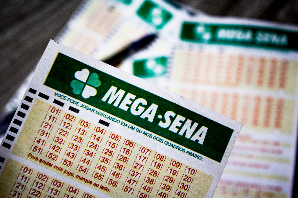 Volante de preenchimento para escolha de números entre os 60 disponíveis para o sorteio de prêmios na Mega-Sena, da Caixa Econômica Federal