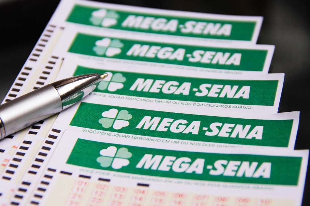 Volante de preenchimento para escolha de números entre os 60 disponíveis para o sorteio de prêmios na Mega-Sena, da Caixa Econômica Federal