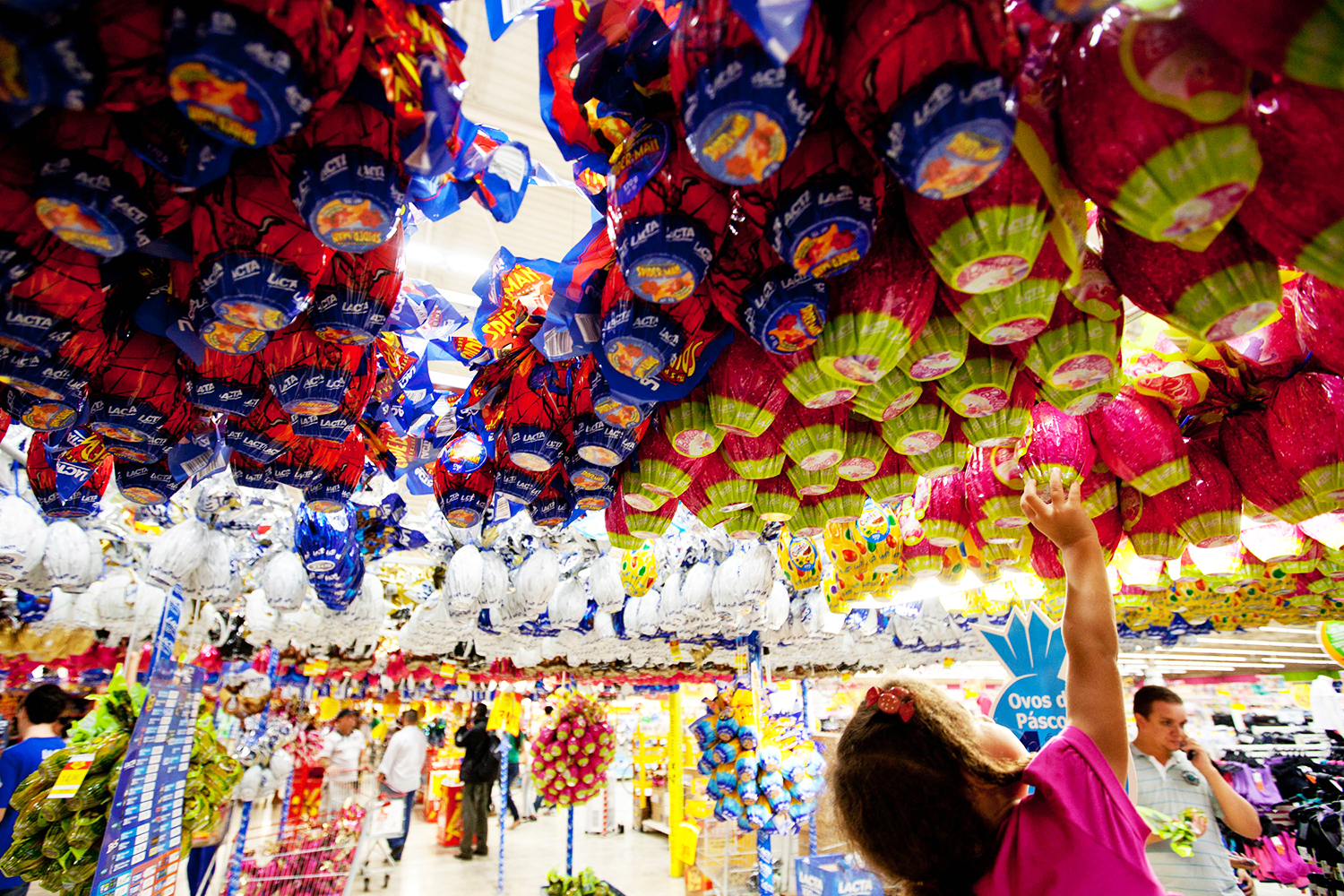 Supermercados parcelam venda de ovos de Páscoa | VEJA